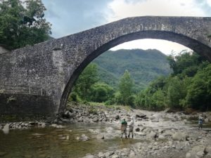 Marco spiega all'allievo i dettagli su cui "lavorare"