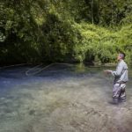 Il direttore Fabio Bargi in un lancio teso a contrastare la corrente principale che lo separa dal luogo della posa, con acqua più tranquilla e corrente quasi "contraria"