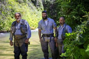 Massimo, Alessandro e Daniele osservano il fiume per meglio approcciare i lanci giusti